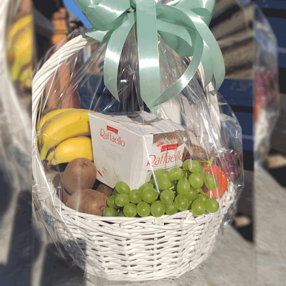 Корзина с фруктами 6 кг. и  Raffaello в Москве