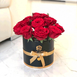15 красных роз в шляпной коробке