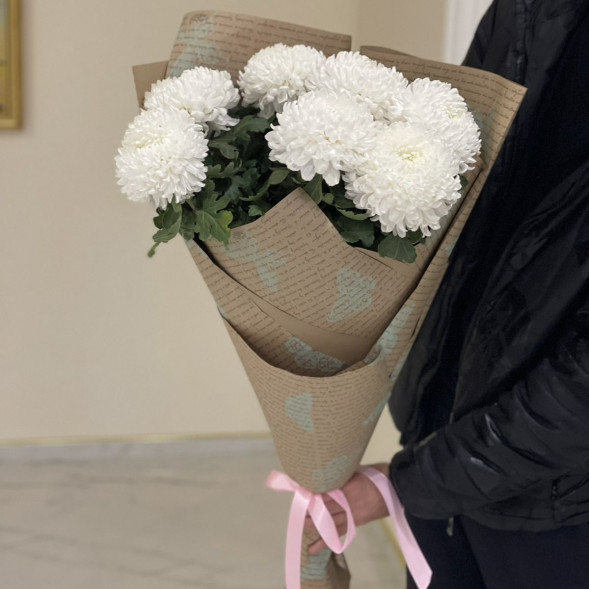 Букет 7 белых одноголовых хризантем в крафте в Москве