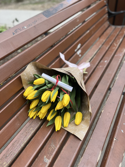 15 жёлтых тюльпанов в Москве