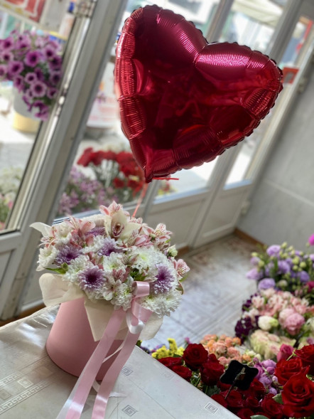Цветы в коробке и шарик в форме сердца в Москве