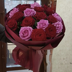 19 роз «Малиновый диалог»