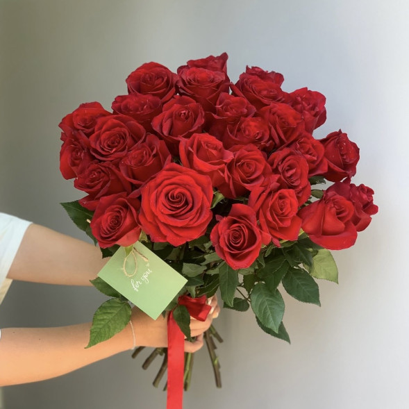 27 красных импортных роз, лента в Москве
